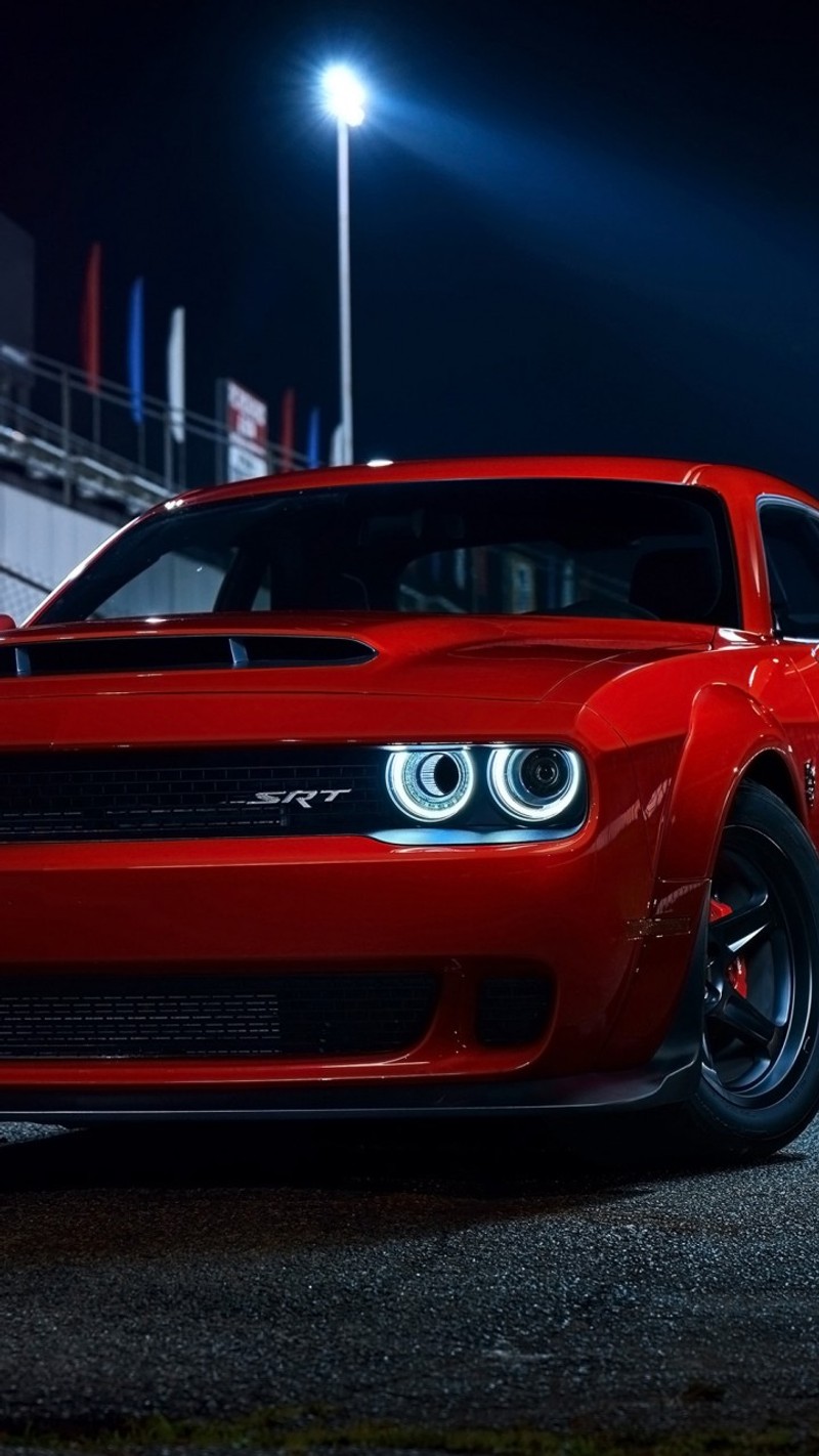 Крупный план красного dodge demon, припаркованного на стоянке (красивые автомобили, машина, машины, испытатель, додж)