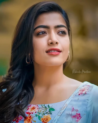 Rashmika Mandanna: Belleza cautivadora en elegancia etérea