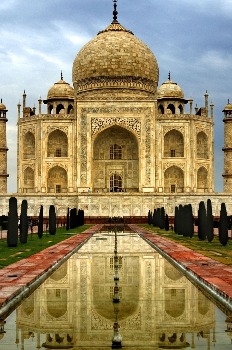 Арафед вид здания с отражением в воде (индия, india, любовь, романтика, символ любви)