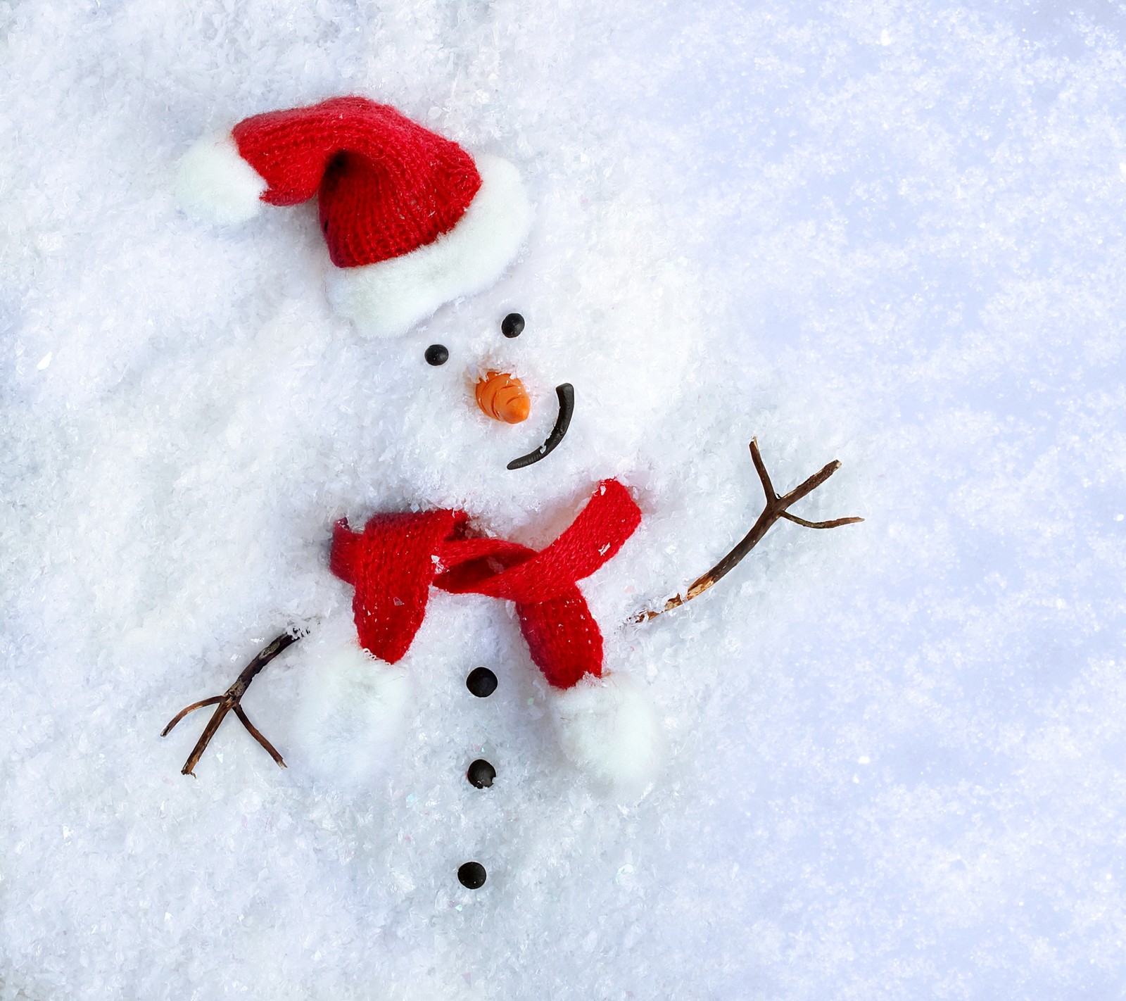 Un muñeco de nieve hecho de nieve con un sombrero rojo y una bufanda (navidad, santa, nieve, muñeco de nieve, invierno)