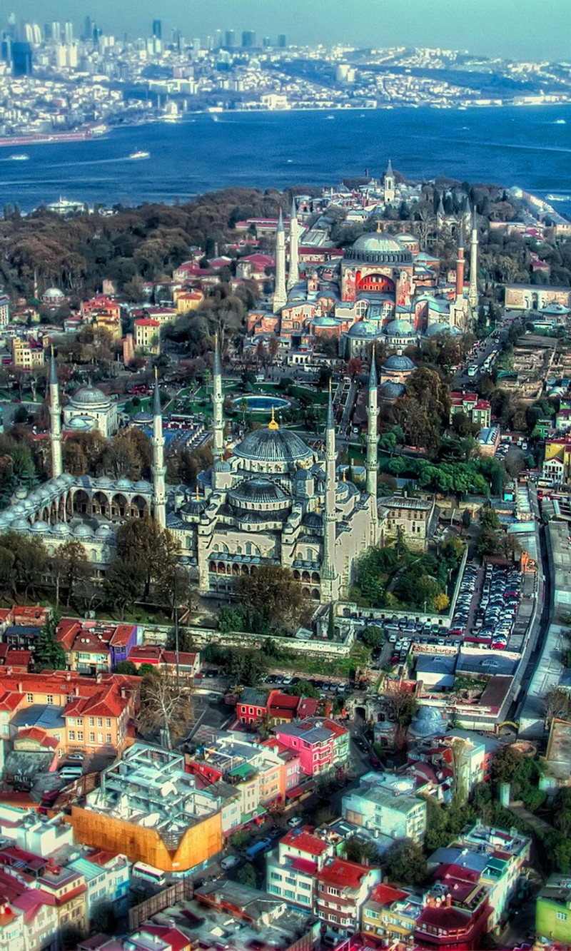 Панорамный вид города с большим зданием и большим водоемом (красивый, istanbul city, индейка, вид)