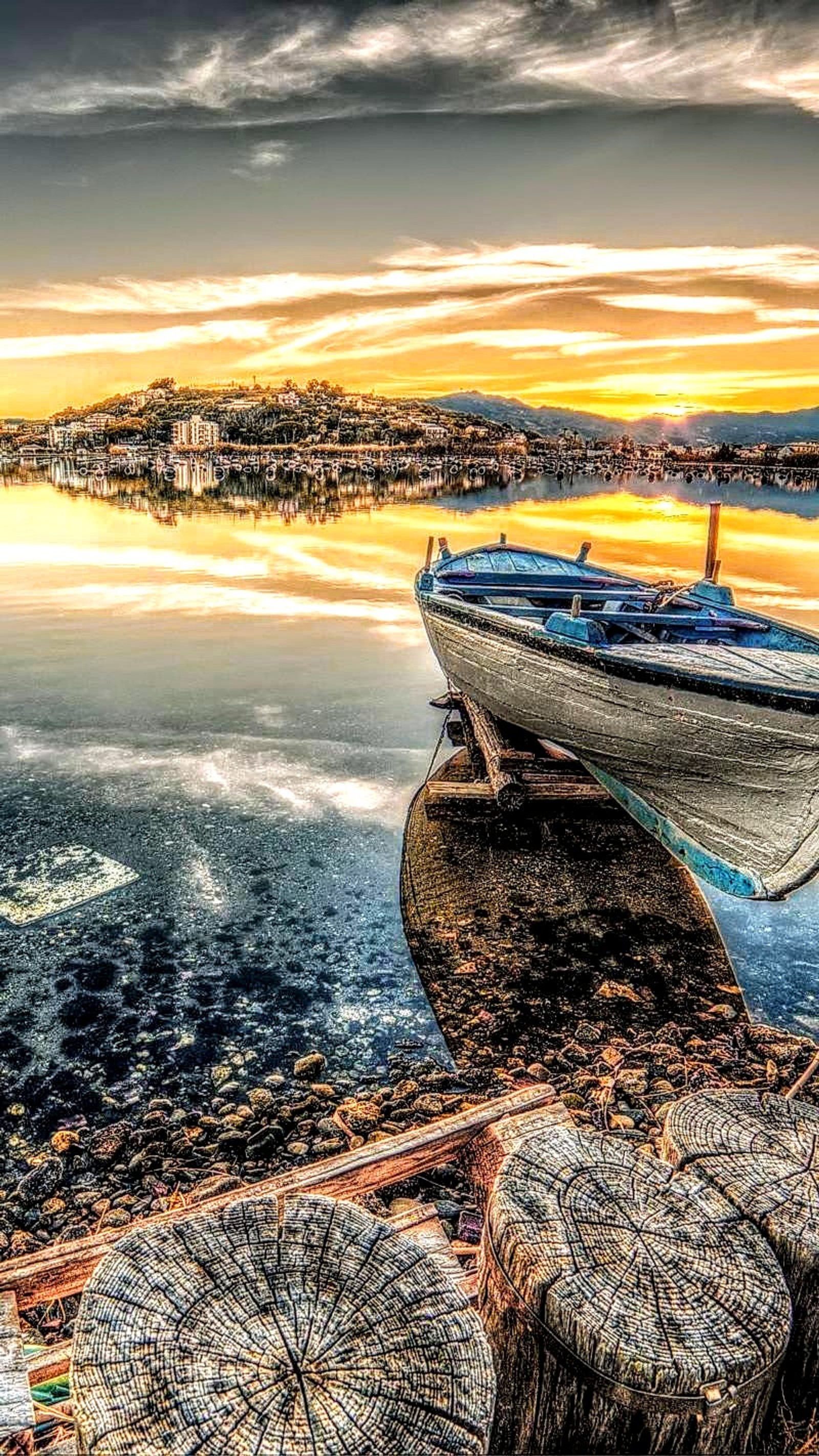 Il y a un bateau qui est assis sur le rivage de l'eau (su, bulut, vues, paysage, galaxie)