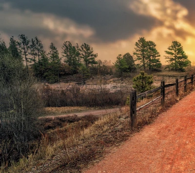 Paysage serein du Colorado avec clôture rustique et coucher de soleil