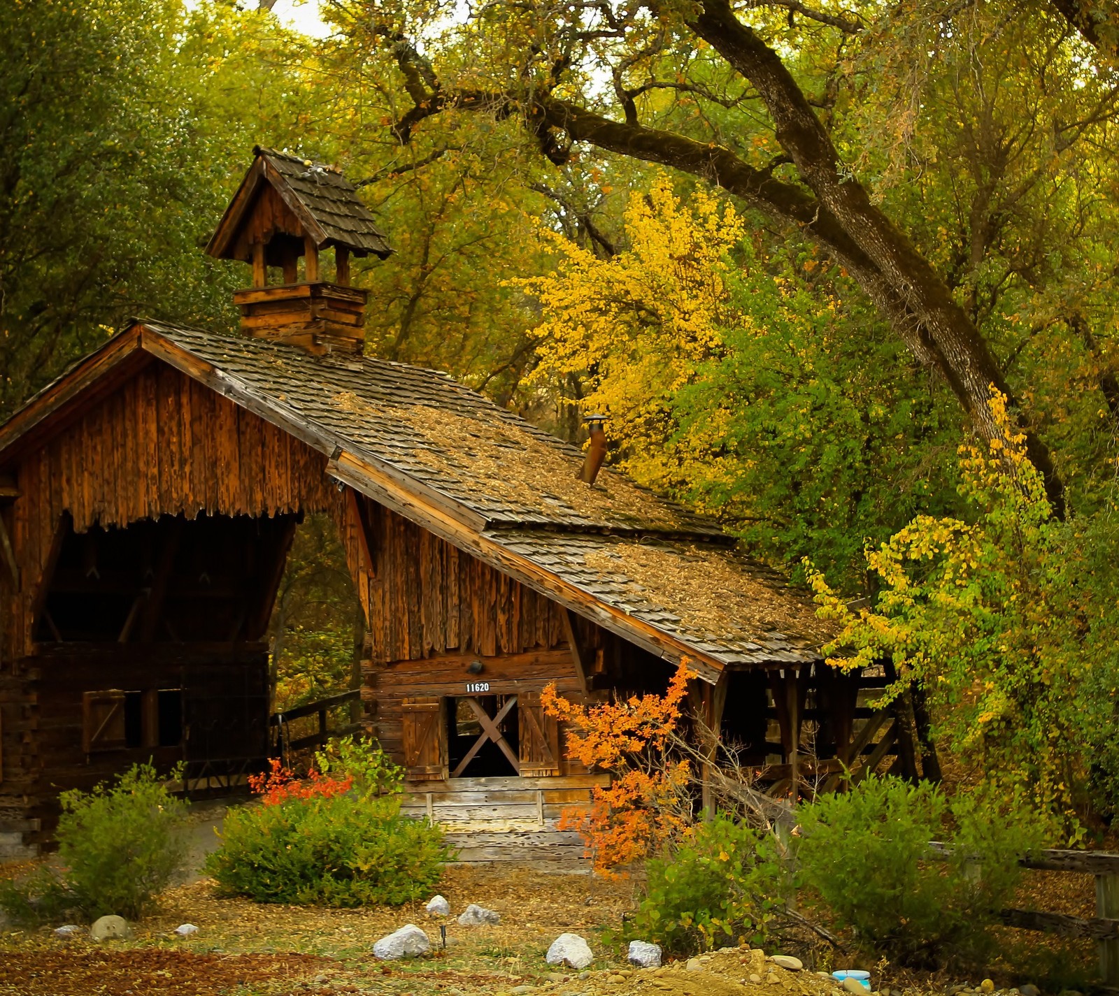 Descargar fondo de pantalla bosque, casa, paisaje, montaña, árboles