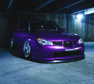 Subaru WRX morado modificado en baja luz