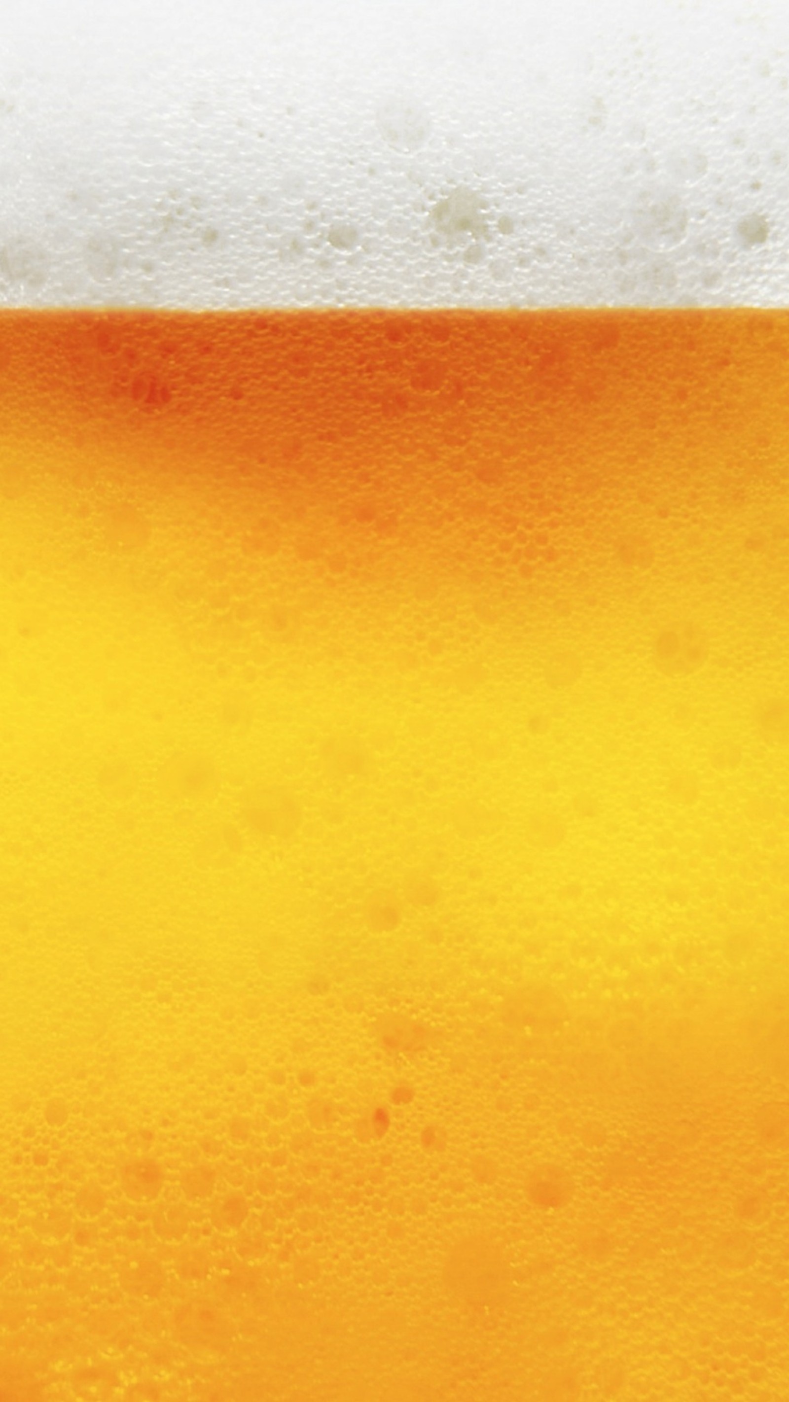 Un primer plano de un vaso de cerveza con espuma (abstracto, cerveza, diversión, divertido, oro)