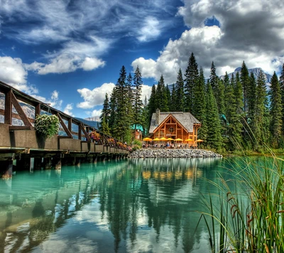 Gelassene Seelandschaft mit Reflexion eines Hauses und einer Brücke unter dramatischen Wolken