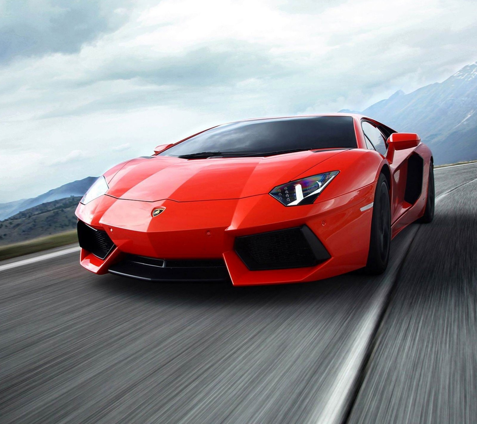 Un gros plan d'une voiture de sport rouge roulant sur une route (lamborghini, lp 700 4)