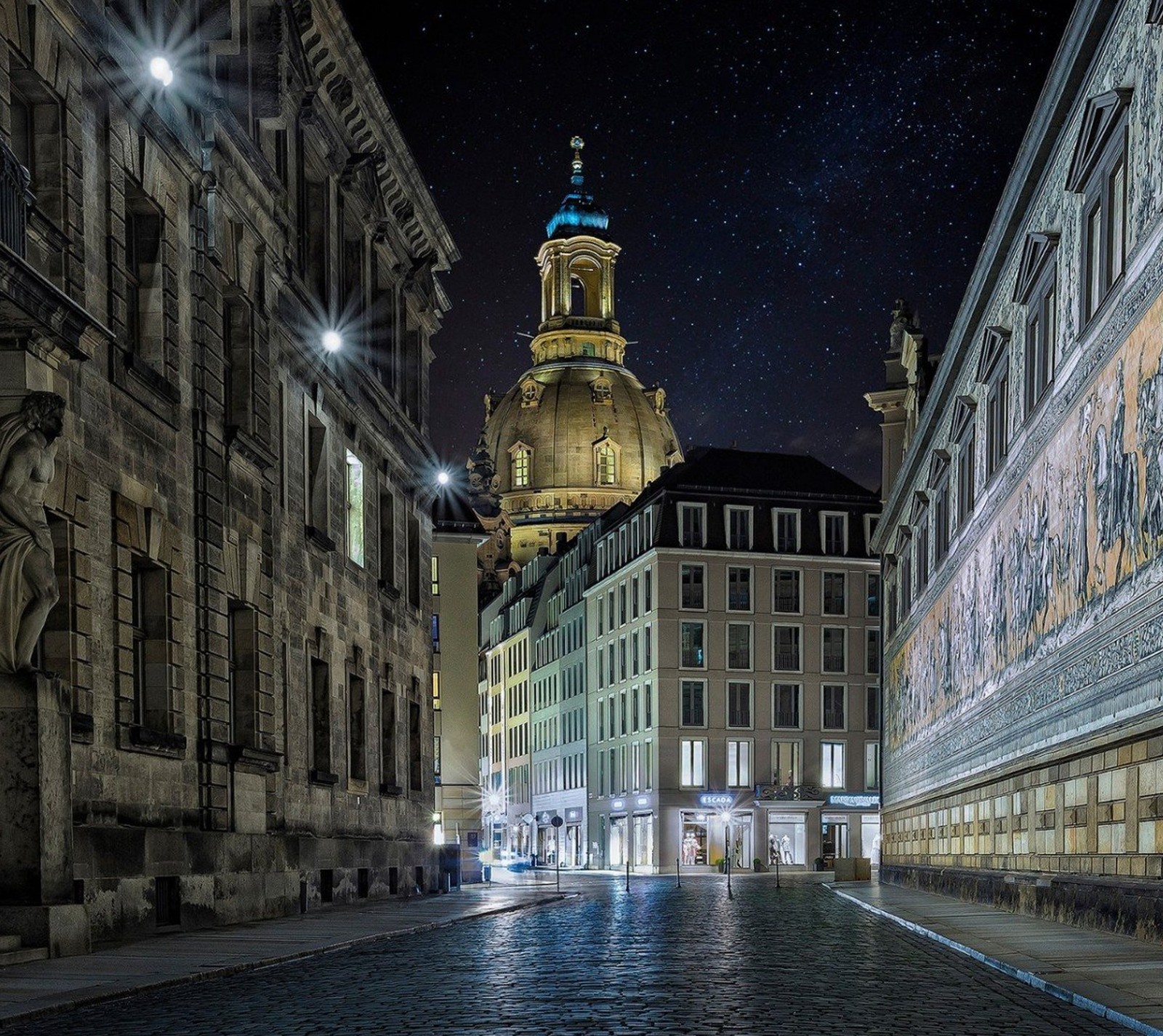 Vista aérea de una calle con una torre del reloj a lo lejos (ciudad, alemania, noche, viejo)