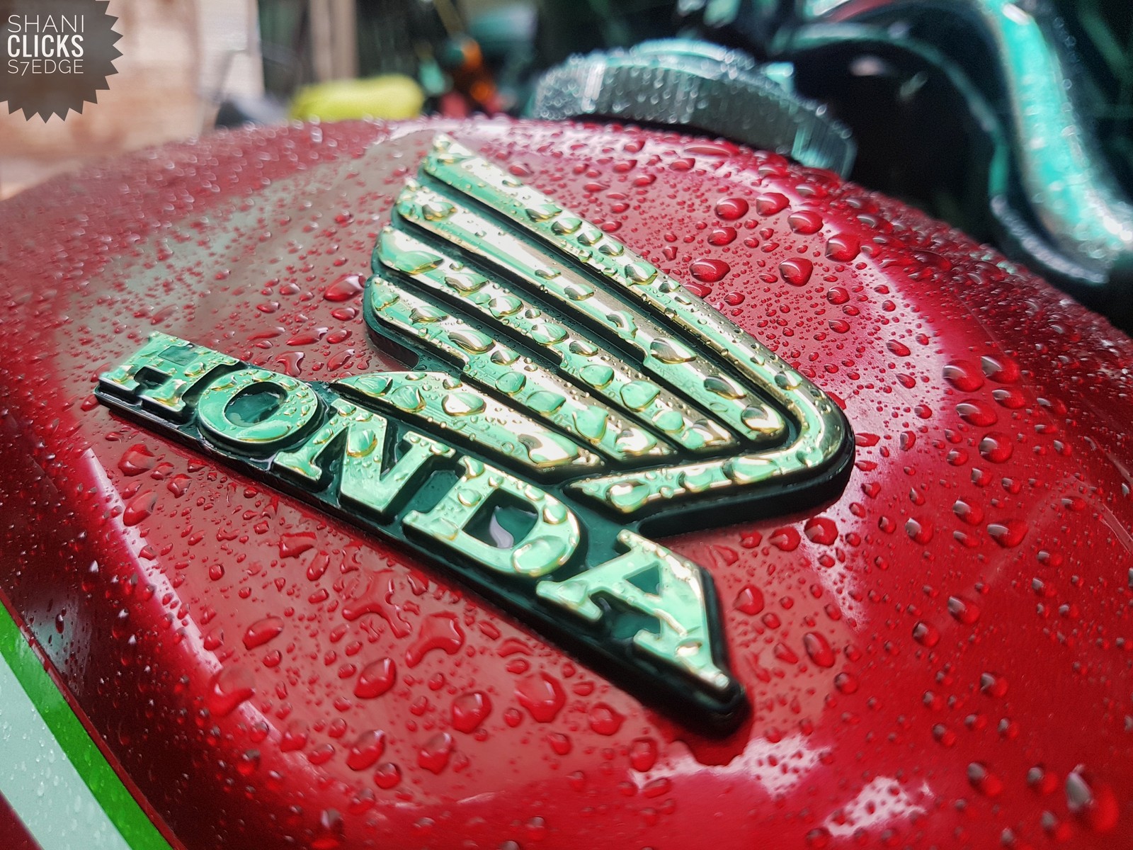 Un primer plano de una motocicleta con un logotipo (bicicleta, gotas, honda, logotipo, motocicleta)