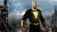 Dwayne Johnson como Black Adam, de pé heroicamente em meio a uma cidade distópica e tempestuosa.