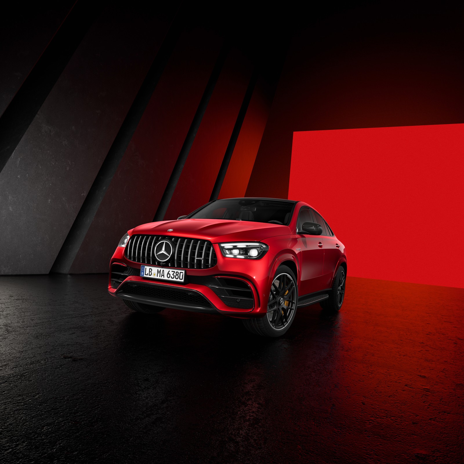 Un suv mercedes rojo aparcado en una habitación oscura con una pared roja (mercedes benz amg gle 63 s, coches rojos, coupé, 5k, coches)