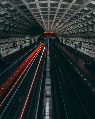 Estación de metro por la noche: Una sinfonía de luz e infraestructura urbana