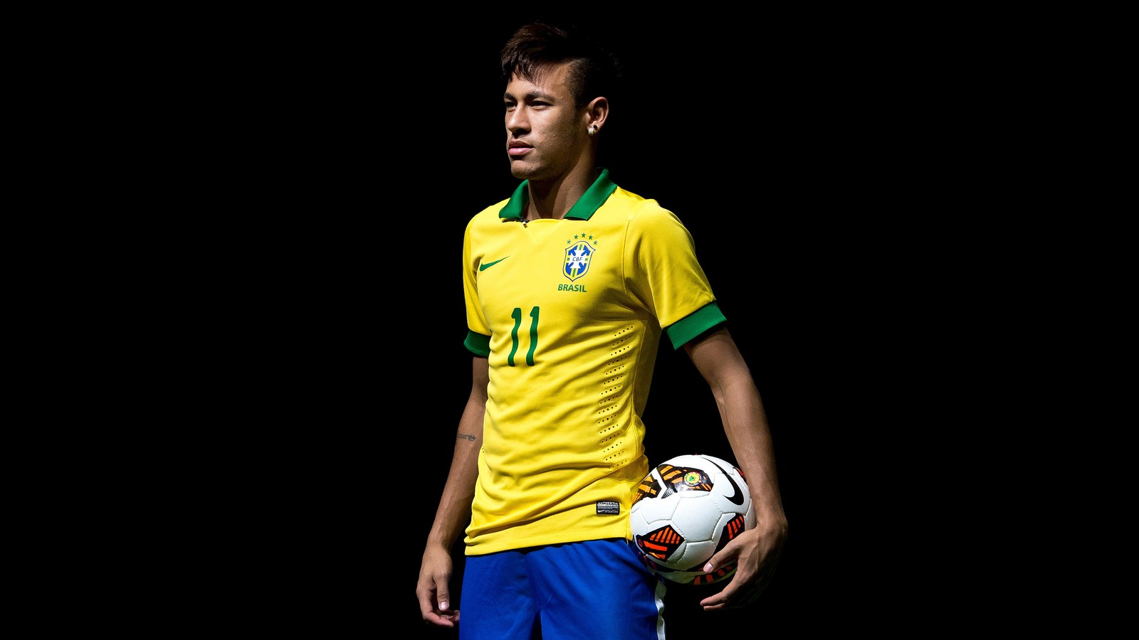 Jirafa futbolista en uniforme amarillo y azul sosteniendo un balón de fútbol (neymar jr, fondo negro, jugador de fútbol brasileño, amoled, oscuro negro)