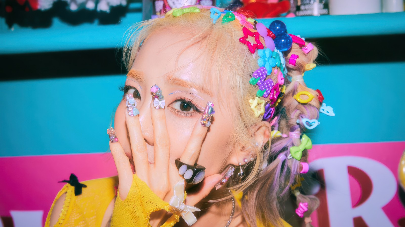 Un gros plan d'une personne avec des cheveux colorés et une bague au doigt (sandara park, kpop, solo, groupe de filles coréen, korean girl group)