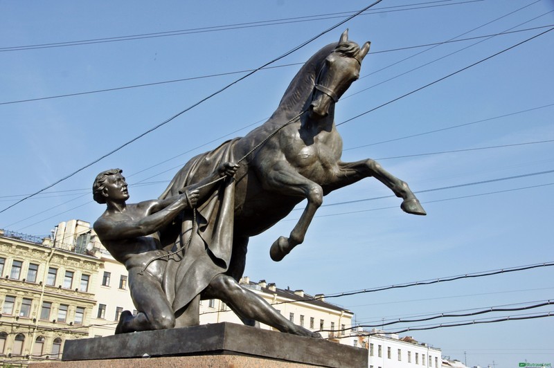 Статуя человека, держащего лошадь на пьедестале (статуя, скульптура, памятник, лошадь, классическая скульптура)