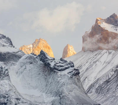 Cadeia de montanhas de inverno cênica com picos cobertos de neve