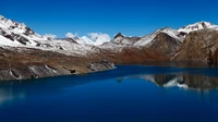 Reflexão serena no lago montanhoso nevado