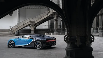 Bugatti Chiron элегантно расположен под сложными архитектурными арками, демонстрируя свой изящный дизайн и мощные характеристики.