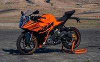 2022 KTM RC 390: Moto esportiva laranja elegante na pista