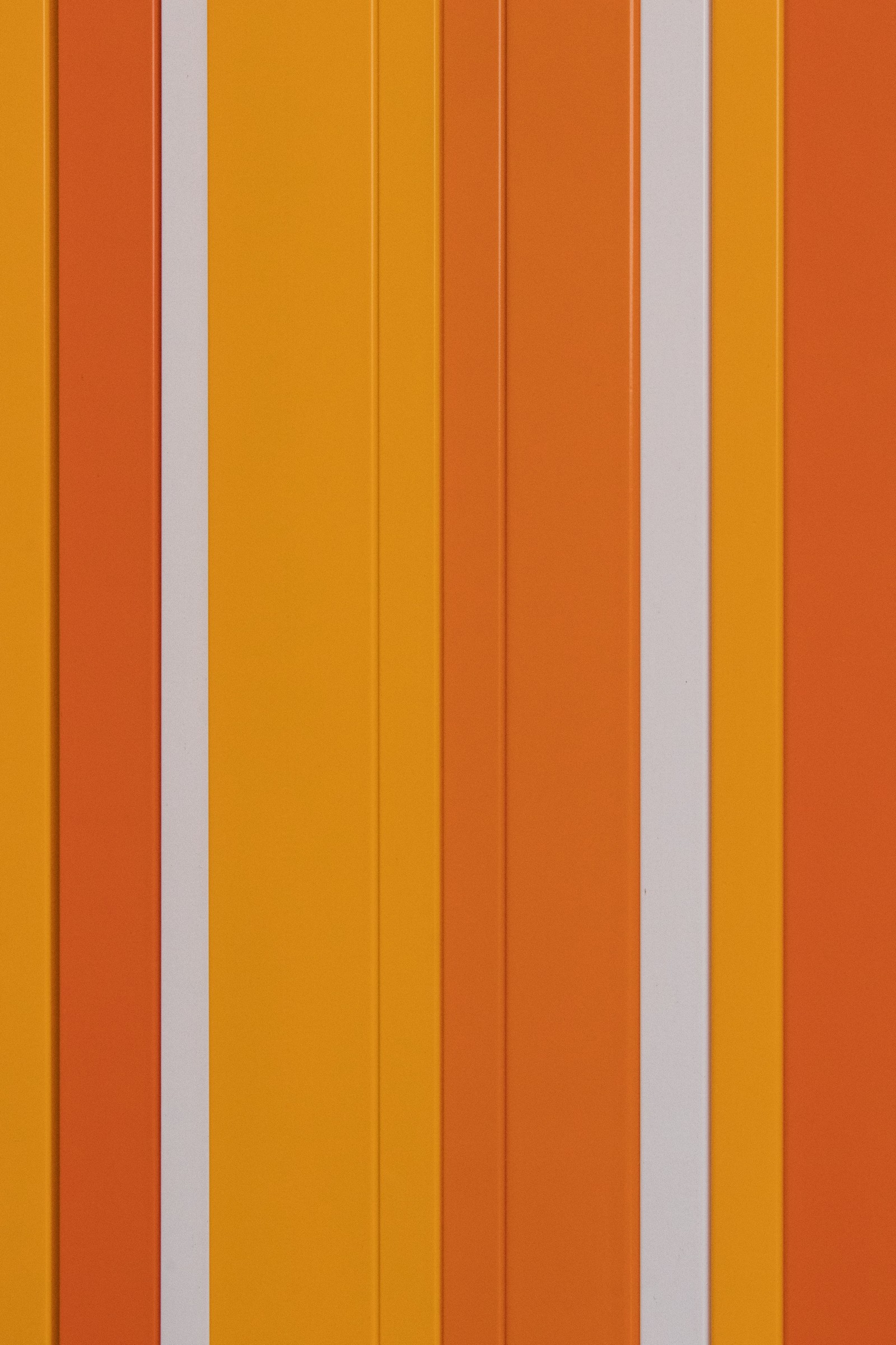 Gros plan d'un mur avec une horloge dessus (orange, teinture pour bois, vernis, jaune, ligne)