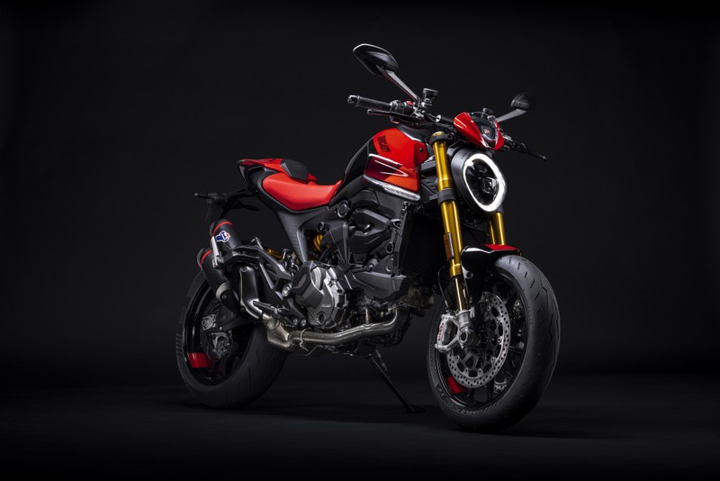 Крупный план мотоцикла, припаркованного в темной комнате (ducati monster sp, спортивные мотоциклы, 2023, тёмный фон, велосипеды)