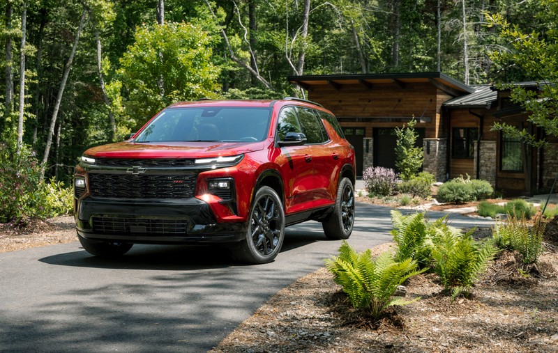 Красный chevrolet blazer 2020 припаркован перед хижиной (chevrolet traverse rs, 2023, внедорожник, 5k, машины)