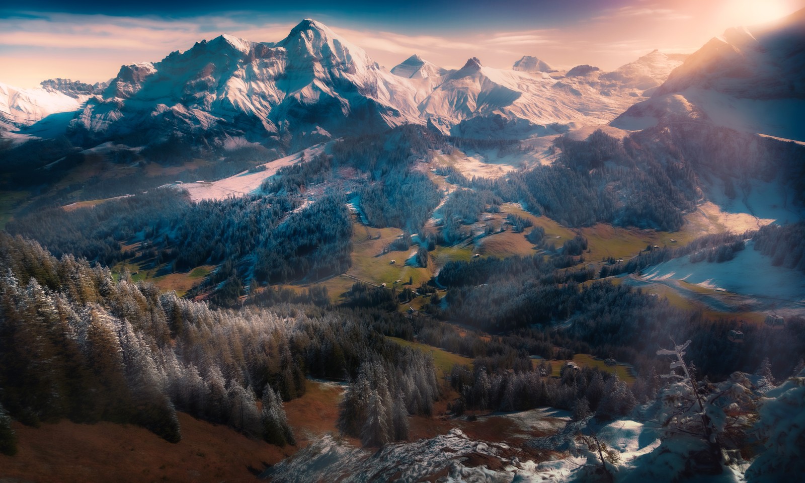 Eine aussicht auf ein gebirge mit einem fluss und einem wald (schweizer alpen, winterscape, schneeberge, adelboden, schweiz)