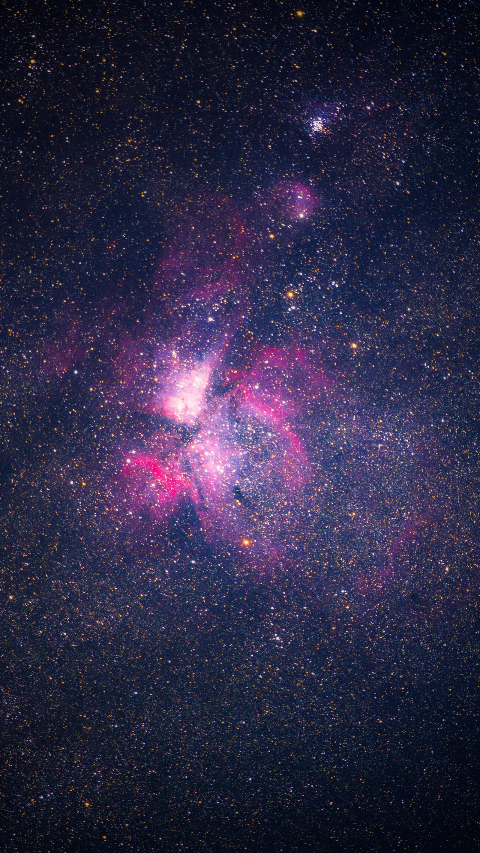 Um close-up de uma nebulosa rosa brilhante com uma formação estelar (nebulosa, astronomia, estrela, galáxia, atmosfera)