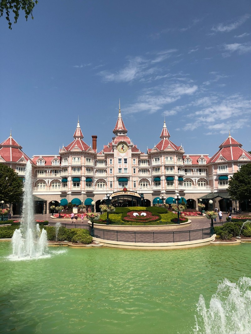 Фонтан перед зданием с часовой башней (диснейленд, disneyland, вода, водные ресурсы, водный объект)