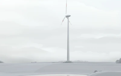 Einsame Windturbine in einer nebligen Landschaft