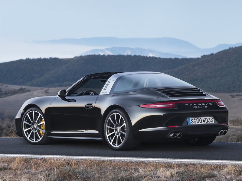 Новый porsche 911 targa cabriolet показан на дороге (porsche, порше тарга, porsche targa, машина, спортивный автомобиль)