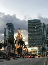 Metrópolis de Miami: Torre Icónica e Infraestructura Urbana al Anochecer