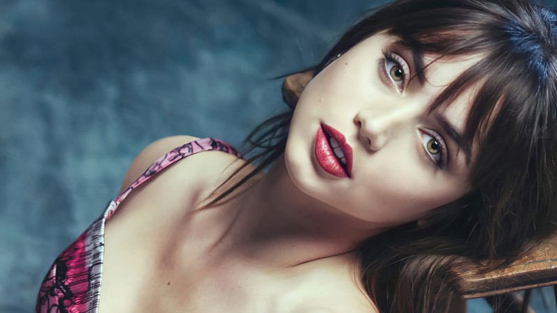 Арабская женщина в розовом и черном платье позирует для фото (ana de armas, кубинец, актриса, знаменитость, женщины)