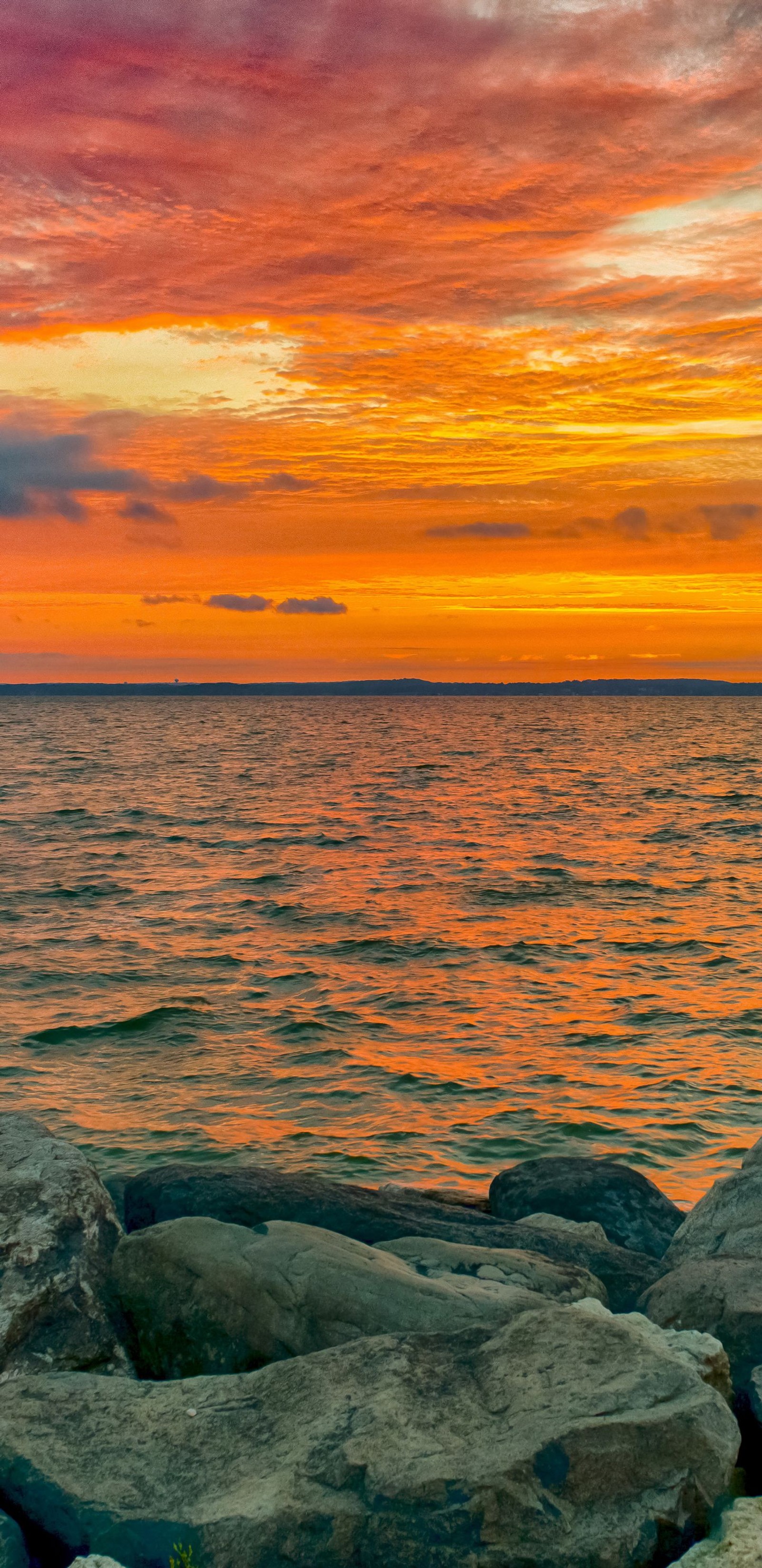 Coucher de soleil sur l'océan avec des rochers et un banc sur le rivage (horizon, android, smartphone, nuage, eau)