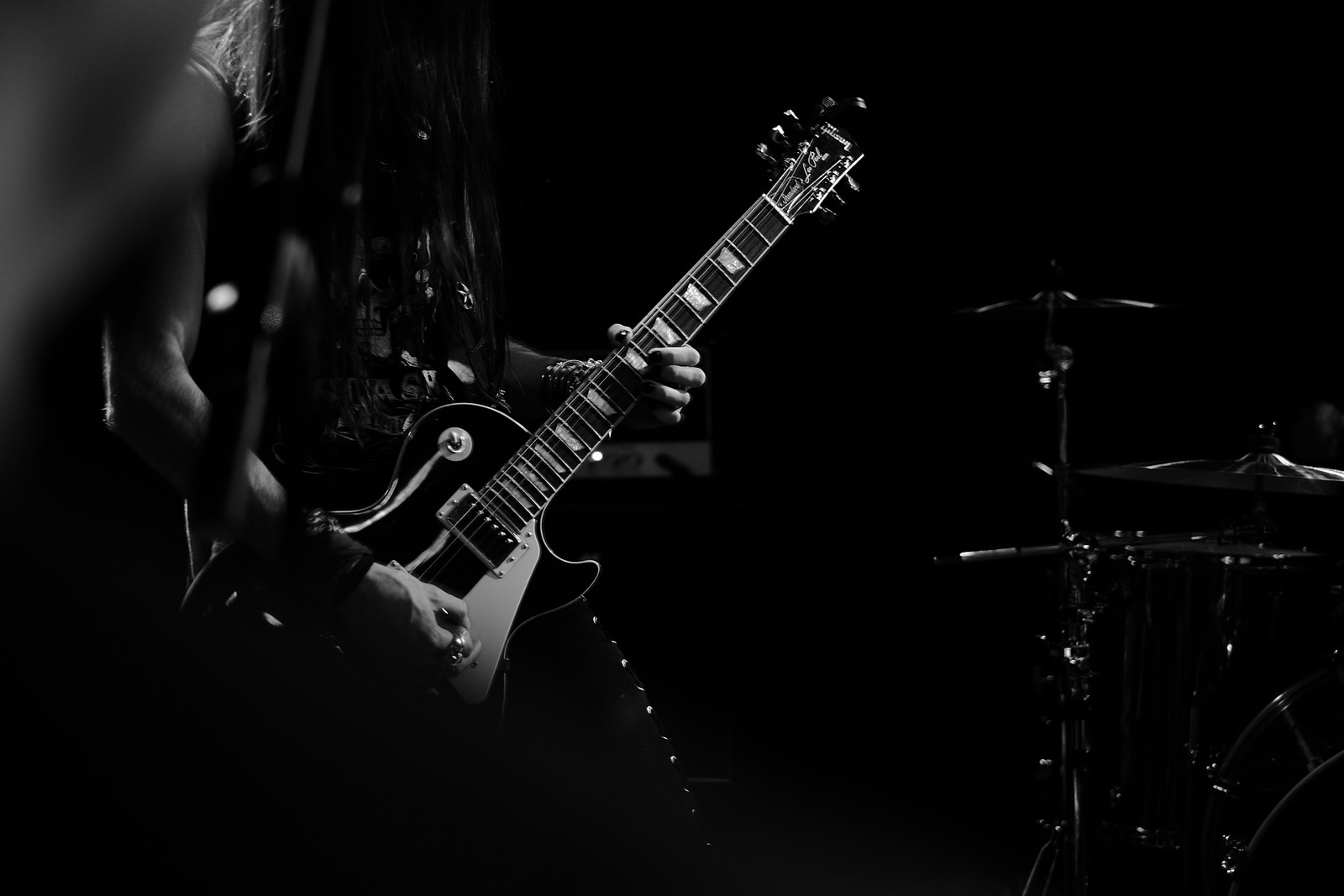 Arafed guitar player in a black and white photo (guitar, electric guitar, rock, string instrument, guitarist)