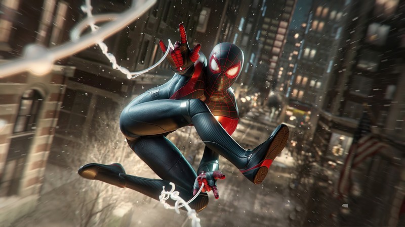 Человек-паук прыгает в воздухе в городе (marvels spider man miles morales, playstation 5, игры 2020, 2020 games, человек паук)