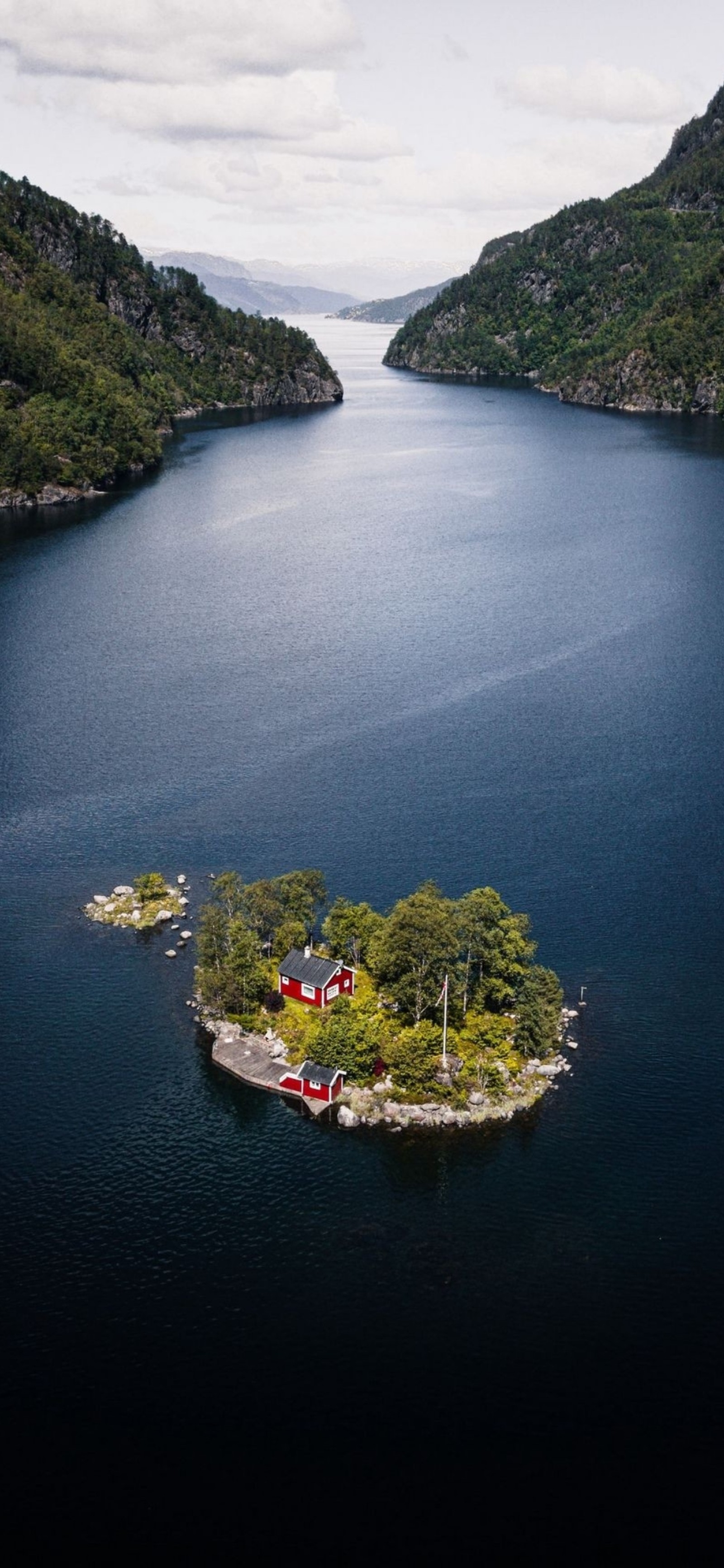 Auf einer kleinen insel steht ein rotes haus (gott, wasser, wasserressourcen, natur, natürliche landschaft)