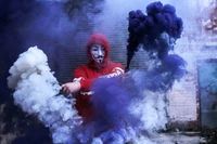 homme masqué, sweat à capuche rouge, smoke can, anonyme, fonds de fumée