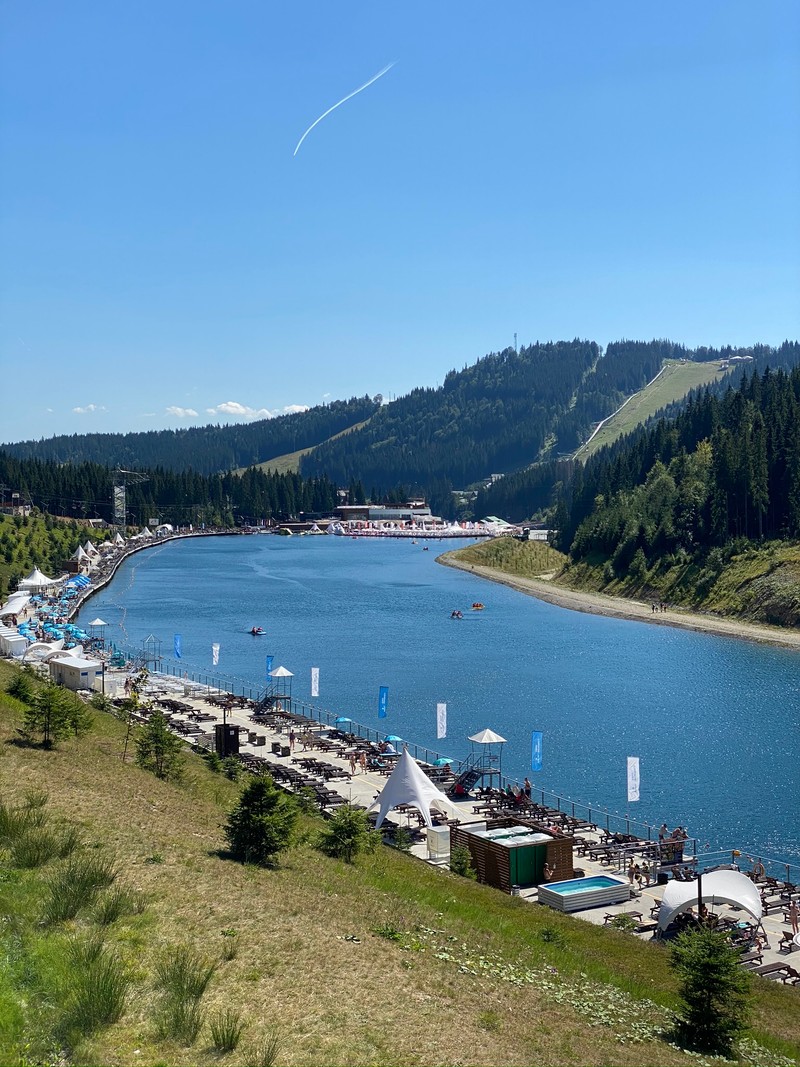 Вид на озеро и гору с самолетом, пролетающим над ним (водоем, водные ресурсы, вода, водный путь, берег)