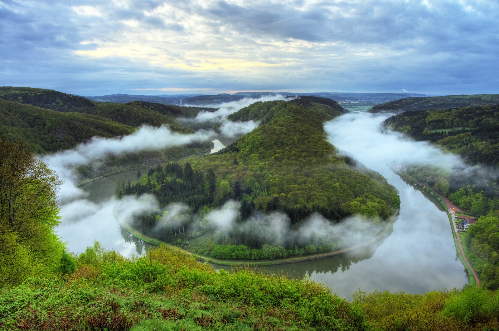 Visão arcaica de um rio em um vale com uma floresta ao fundo (horseshoe bend, paisagem, nuvem, água, planta)