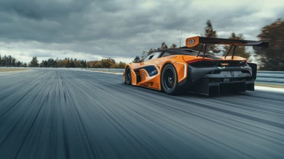 Carrera de supercoches McLaren en una pista dinámica