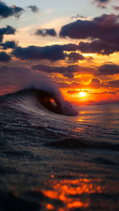 Olas del Atardecer: Una Vista Serena del Océano