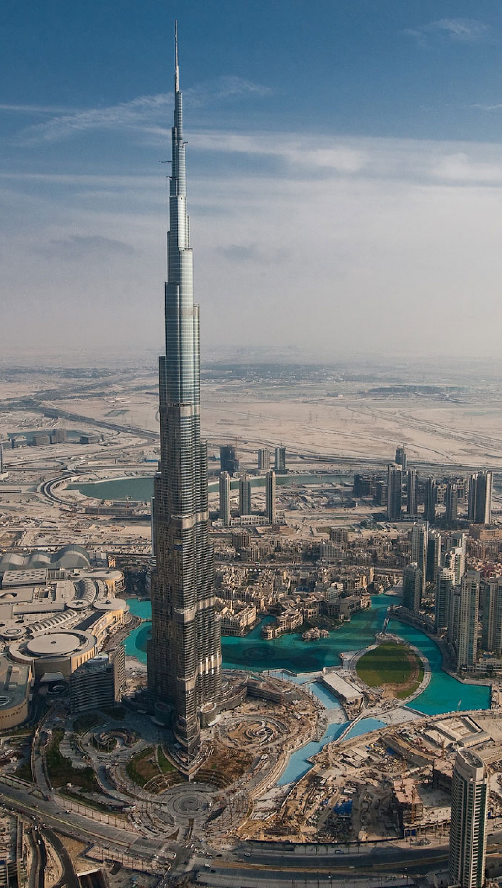 Vista de uma cidade com um rio e uma ponte (dubai, relaxamento, viagem)