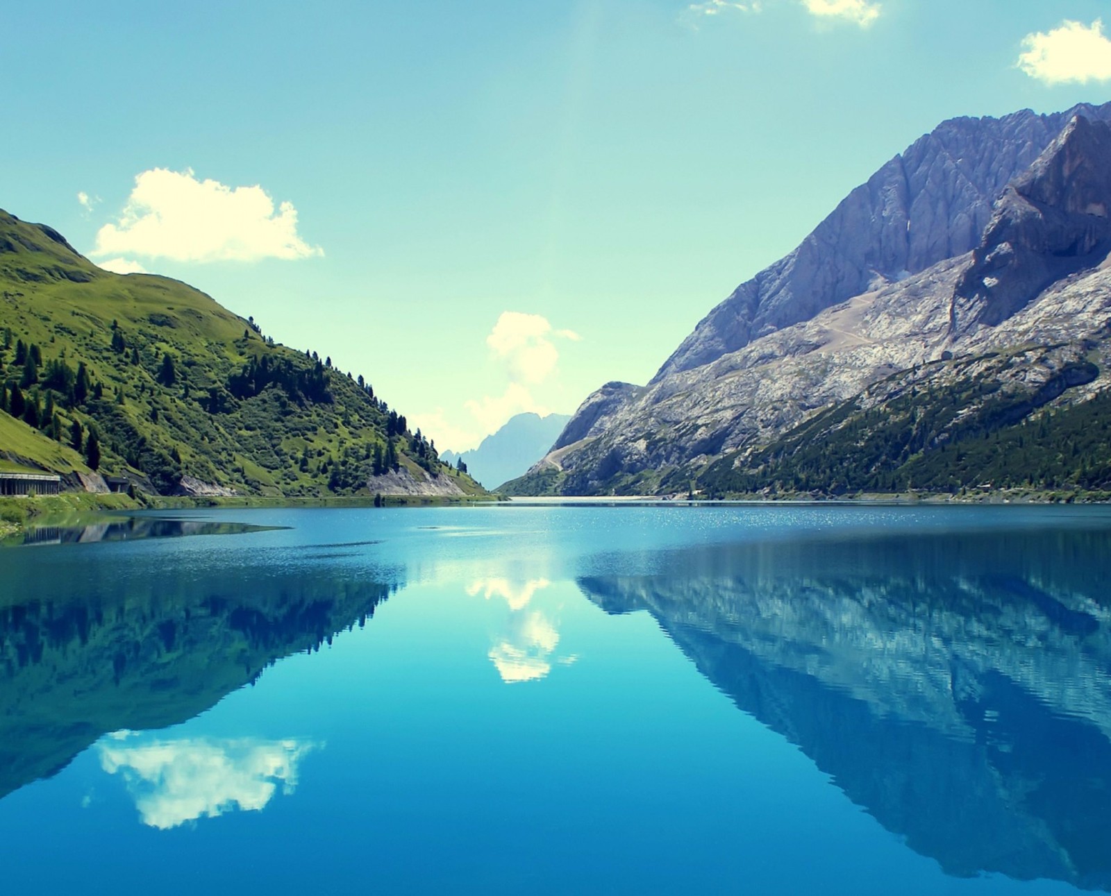 Vue aérienne d'un lac avec une montagne en arrière-plan (beau, ciel bleu, nature)