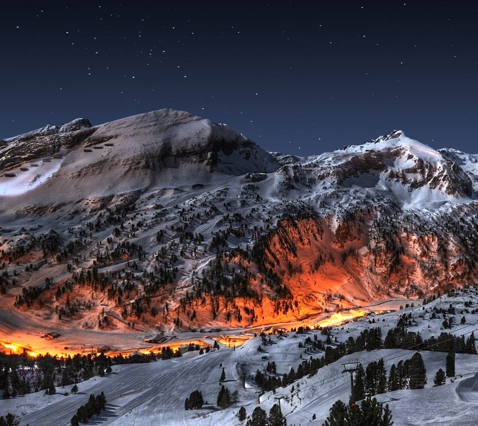 Montanha nevada com uma lua cheia e algumas estrelas (montanha, noite, inverno)