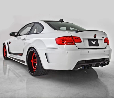 BMW M3 blanche élégante avec accents rouges personnalisés et aérodynamique améliorée