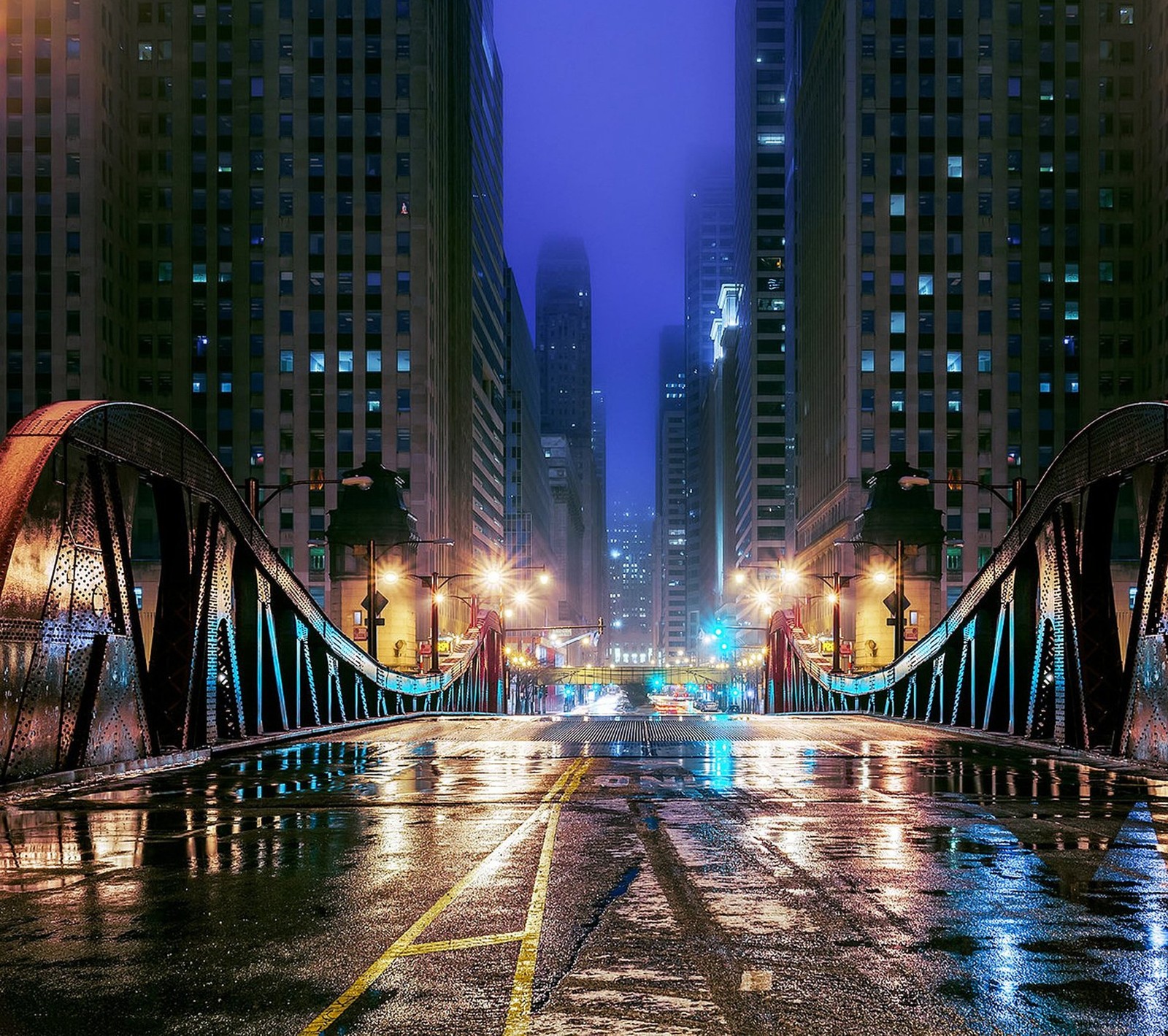 Vista aérea de uma rua da cidade com uma ponte e edifícios (cidade, luzes, chuva, rua)