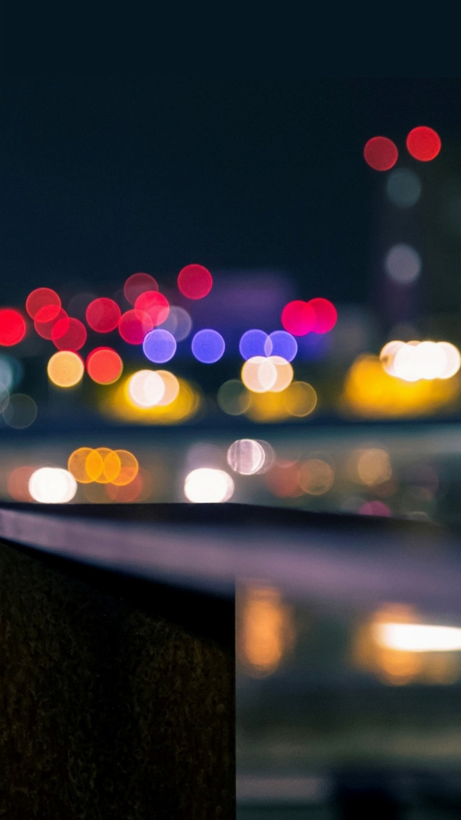 Uma imagem embaçada de uma cidade à noite (preto, bokeh, círculos, cidade, colorido)