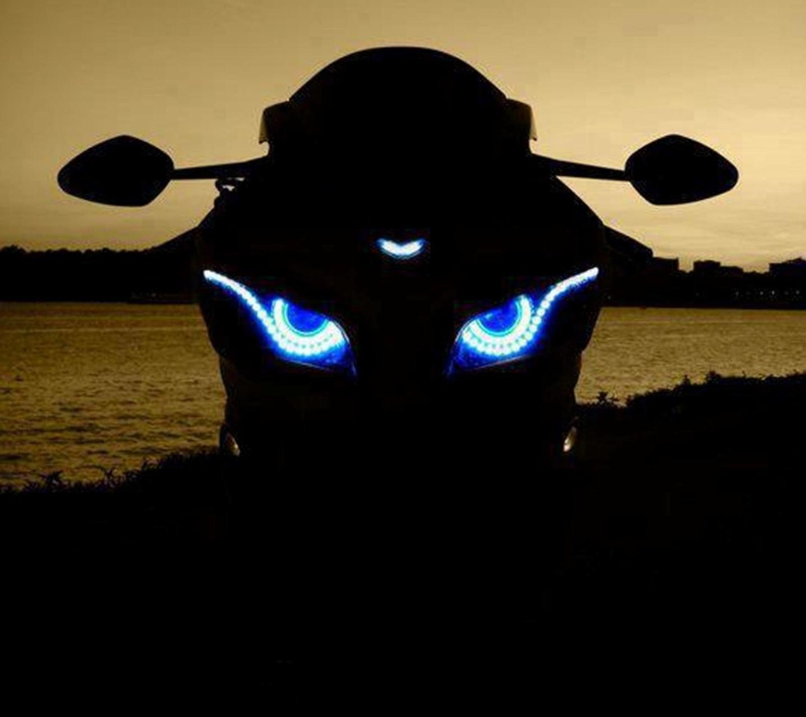 Arafed image of a motorcycle with glowing eyes in the dark (hehje, jaetjetj)